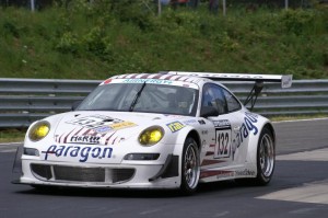 2007 saß das Geld noch locker: Porsche 997 GT3 RSR gesponsort von paragon. 2010 war paragon insolvent - dann folgte eine Blitzsanierung.