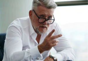 Thomas Olek zählt 1 und 1 zusammen; Foto: @publity AG / PREOS