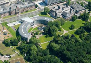 Aus der Vogelperspektive: Die Konzernzentrale von Bayer in Leverkusen fügt sich in den Carl-Duisberg-Park ein.